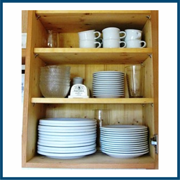 Piktogramm eines offenen Kleiderschranks mit Kleidung