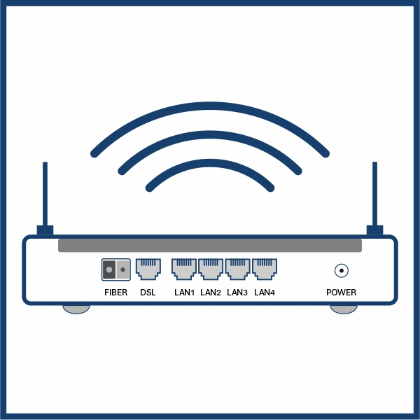 Foto einer RJ45-Anschlussbuchse an einem Router, davor ein entsprechender Stecker