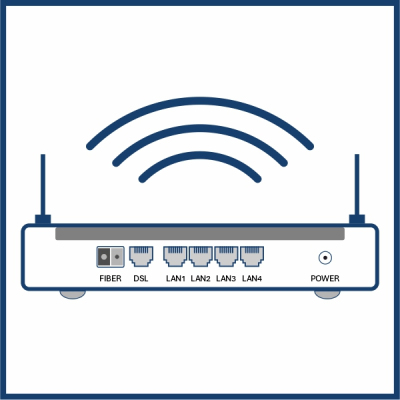 Foto einer RJ45-Anschlussbuchse an einem Router, davor ein entsprechender Stecker